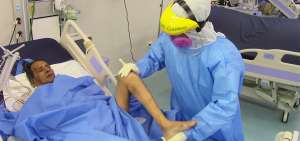Profesionales de rehabilitaci&oacute;n f&iacute;sica usan equipos de protecci&oacute;n para visitar a los pacientes con covid-19 que est&aacute;n en cuidados intensivos.  