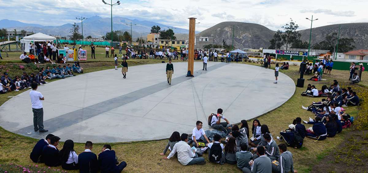 En el parque de la Unasur, en la Mitad del Mundo (San Antonio de Pichincha), se realiz&oacute; la presentaci&oacute;n del texto Calendario Ecuatorial Andino. 