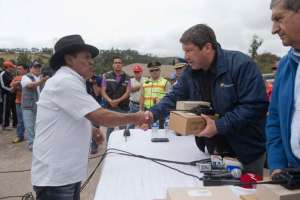 Zonas vulnerables al volc&aacute;n reciben equipos