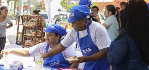 GUAYAQUI.- Epifanio Aguirre, de 60 a&ntilde;os, vende queso de leche por las tardes para generar recursos. El refugiado colombiano tambi&eacute;n invent&oacute; un producto para limpiar calzados.