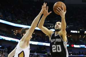 Emanuel Ginobili (d.) fue una de las figuras del equipo tejano que gan&oacute; este domingo. Foto: AFP