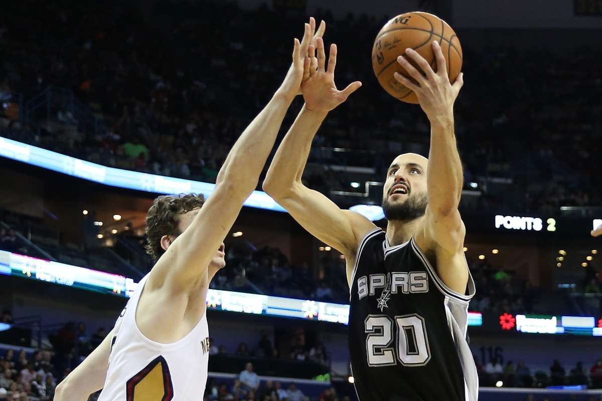Emanuel Ginobili (d.) fue una de las figuras del equipo tejano que gan&oacute; este domingo. Foto: AFP