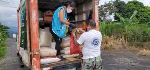 Los furgones recorren barrios, tanto urbanos como rurales, vendiendo alimentos de primera necesidad a los pobladores para que no salgan de sus hogares.