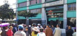 Los jubilado se concentraron en los exteriores del edificio Zarzuela.