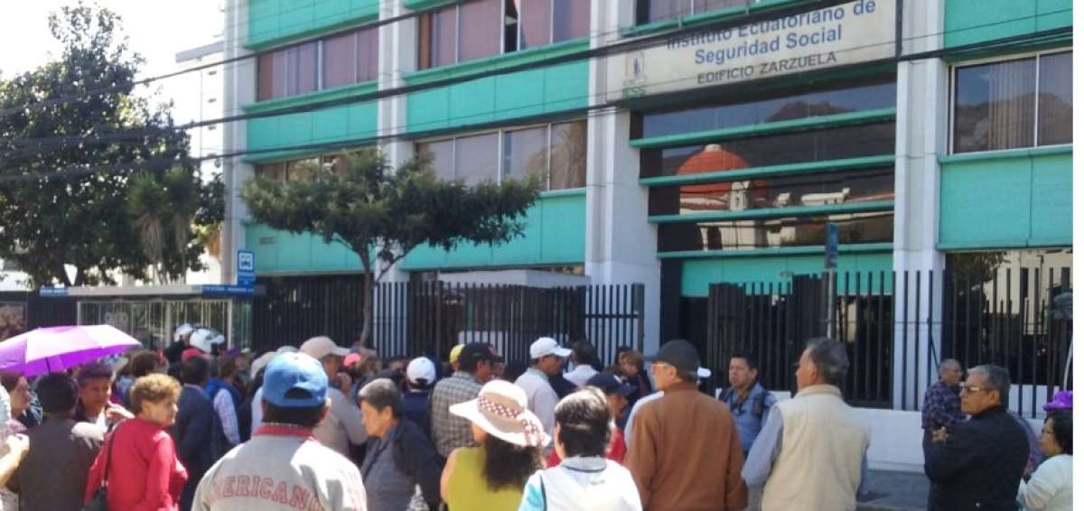 Los jubilado se concentraron en los exteriores del edificio Zarzuela.