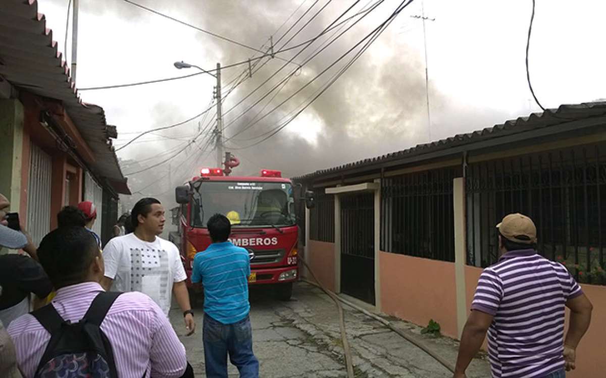 El Cuerpo de Bomberos combati&oacute; las intensas nubes de humo del incidente. Foto: Mois&eacute;s Aveiga / El Tel&eacute;grafo.