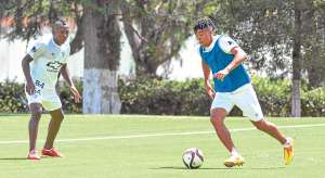 El defensa Pervis Estupi&ntilde;&aacute;n (i) y el delantero Luis Congo participan de una pr&aacute;ctica de Liga de Quito, previa al cotejo de hoy ante Nacional de Paraguay. Foto: Miguel Jim&eacute;nez / El Tel&eacute;grafo