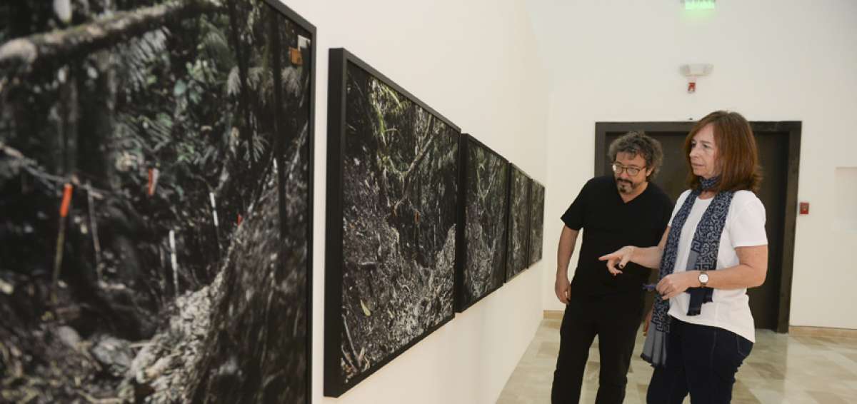 Los curadores argentinos, Fernando Farina y Marina Aguerre durante el montaje de la muestra &ldquo;Utop&iacute;as y distop&iacute;as en el paisaje contempor&aacute;neo&rdquo;.