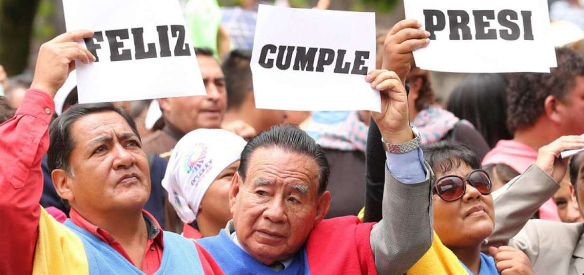 Antes del almuerzo fue el cambio de guardia en la Plaza Grande. All&iacute; algunos ecuatorianos saludaron al presidente, Rafael Correa, por su cumplea&ntilde;os (ayer).