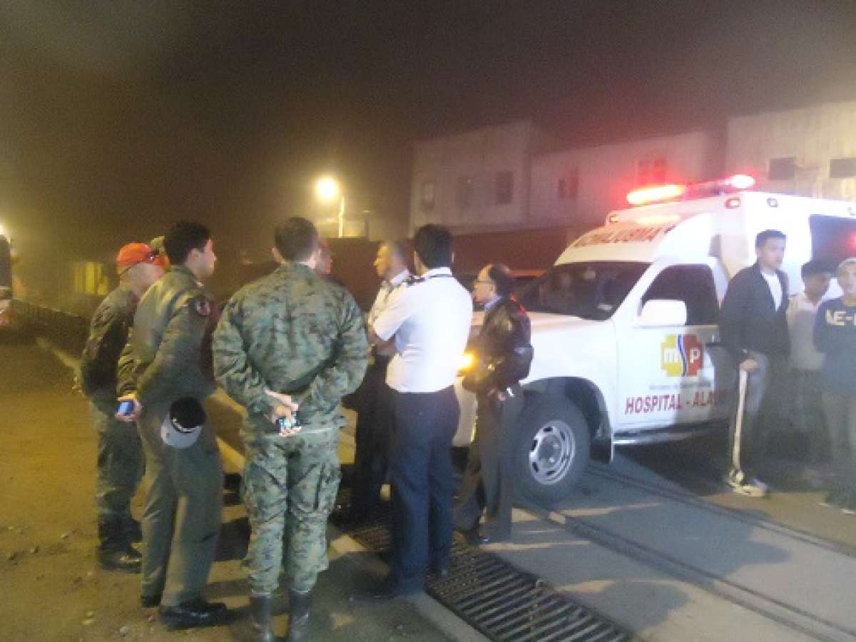 En una de las plazoletas de la parroquia Huigra se concentr&oacute; personal de rescate de las Fuerzas Armadas, Polic&iacute;a y Cuerpo de Bomberos. Foto: Elizabeth Maggi / El Tel&eacute;grafo 