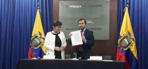 Margarita Hern&aacute;ndez, superintendenta de Econom&iacute;a Popular y Solidaria, e Iv&aacute;n Granda, secretario Anticorrupci&oacute;n de la Presidencia, durante la rueda de prensa. 