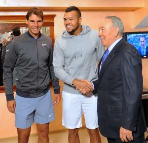 Rafael Nada posa junto a Jo-Wilfried Tsonga y el presidente de Kazajist&aacute;n, Nursultan Nazarbayev. Foto: AFP