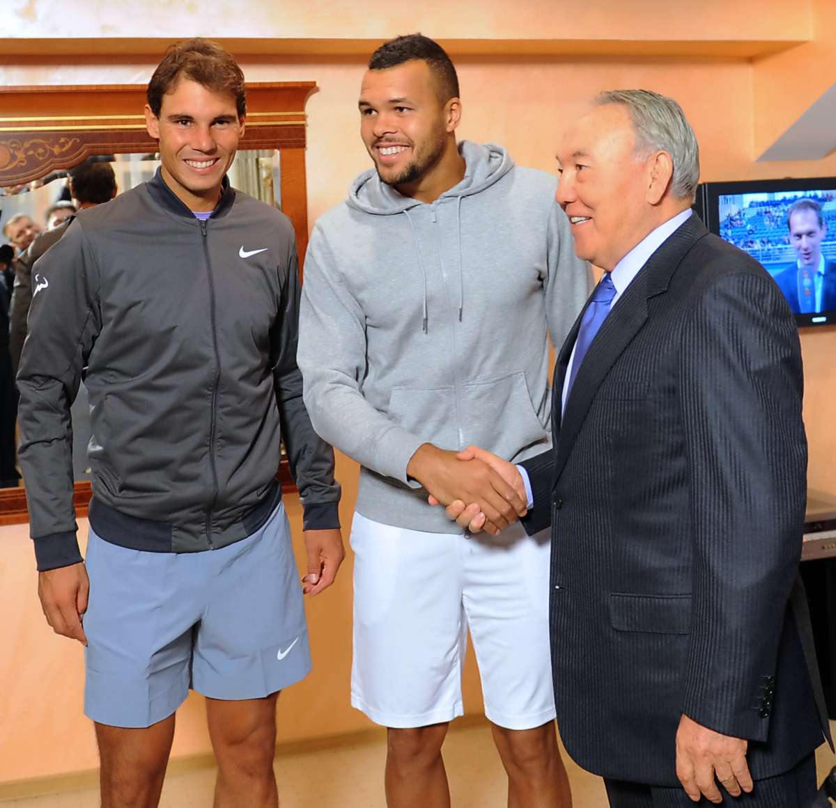 Rafael Nada posa junto a Jo-Wilfried Tsonga y el presidente de Kazajist&aacute;n, Nursultan Nazarbayev. Foto: AFP