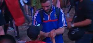 El video del momento emotivo se hizo viral en las redes sociales.