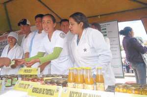 Las bebidas y las conservas de frutas naturales que crecen en la provincia se promocionaron en el evento. Foto: Elizabeth Maggi.