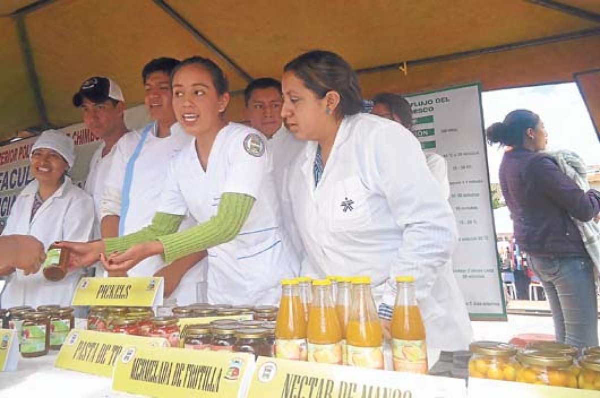 Las bebidas y las conservas de frutas naturales que crecen en la provincia se promocionaron en el evento. Foto: Elizabeth Maggi.