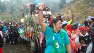 El &lsquo;Taita Carnaval&rsquo; y su comparsa fueron protagonistas en el desfile organizado ayer  en la parroquia Guap&aacute;n, de la provincia del Ca&ntilde;ar. Foto: Rocio Gordillo 