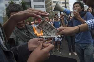 la semana pasada, los estudiantes de la PUCE protestaron por el alza del valor de la matr&iacute;cula. Foto: Fernando Sandoval/ EL TEL&Eacute;GRAFO