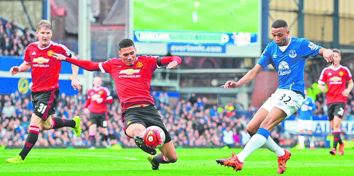 Chris Smalling, del Manchester United, bloquea el remate de Brendan Galloway, del Everton. AFP
