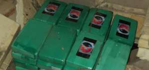 La droga estaba envuelta con cinta de embalaje color verde y plateada.