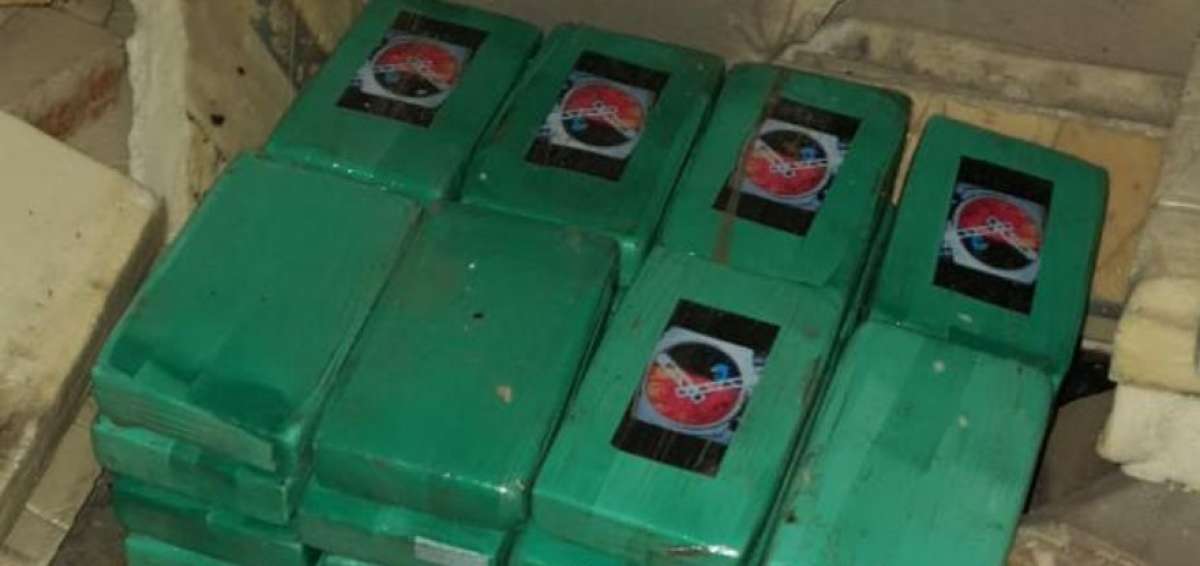 La droga estaba envuelta con cinta de embalaje color verde y plateada.