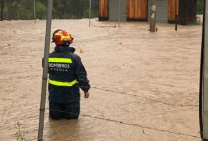 Bomberos Cuenca atendieron el desbordamiento de la quebrada en el sector de El Tejar. 