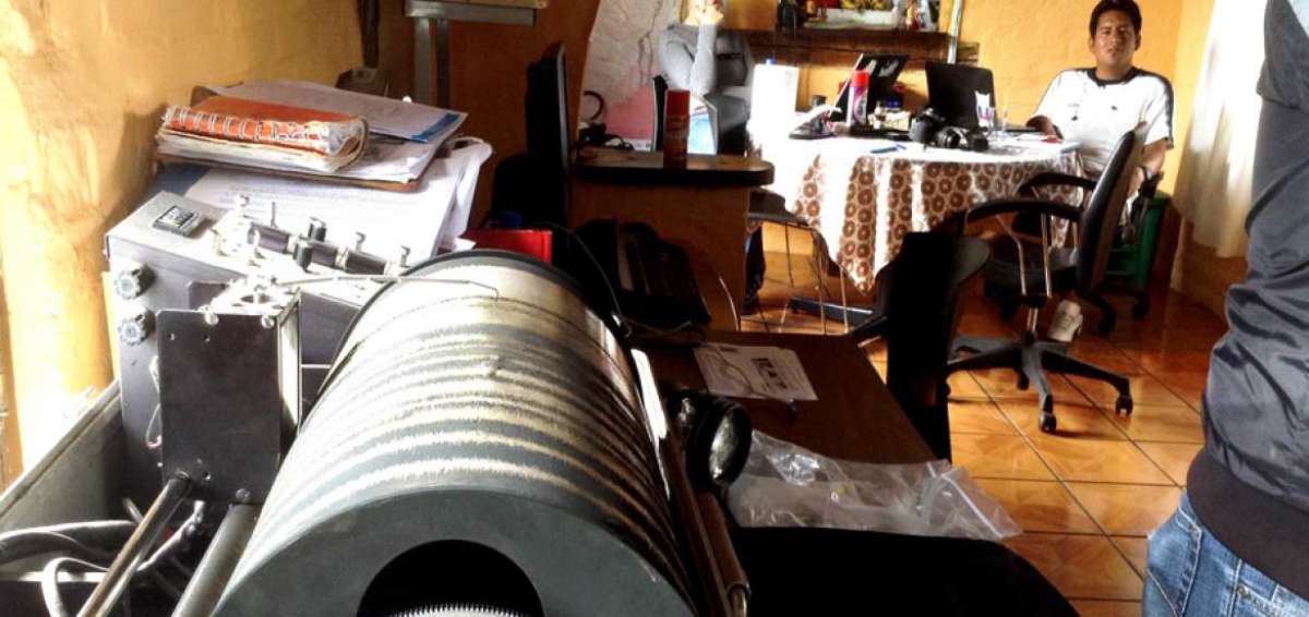 Instrumentaci&oacute;n de detecci&oacute;n s&iacute;smica, de emisi&oacute;n de gases SO2, inclin&oacute;metros y m&eacute;todos geod&eacute;sicos se emplean en el Observatorio del Volc&aacute;n Tungurahua.