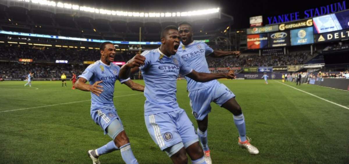 Jefferson Mena (centro) celebra el &uacute;nico tanto que marc&oacute; con el New York City, en el campeonato de la MLS.