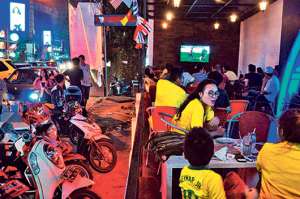 Los restaurantes y bares de Yakarta recibieron la noche del s&aacute;bado pasado a varios hinchas durante el partido de octavos de final entre Brasil y Chile. Foto: AFP