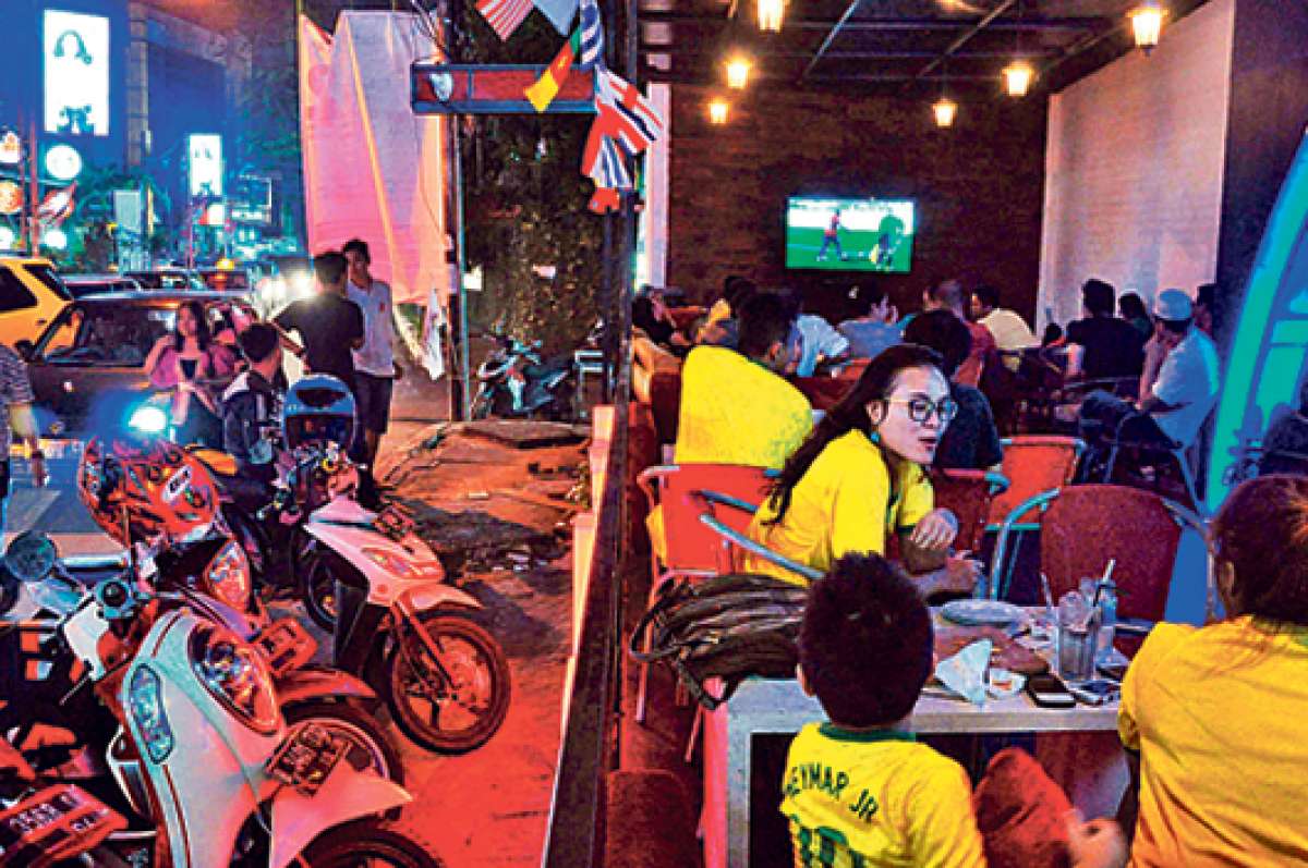 Los restaurantes y bares de Yakarta recibieron la noche del s&aacute;bado pasado a varios hinchas durante el partido de octavos de final entre Brasil y Chile. Foto: AFP