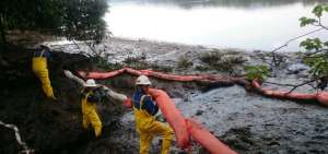 Petroecuador contin&uacute;a con tareas de limpieza y monitoreo en el r&iacute;o Daule