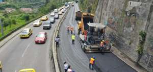 Trabajos viales en la avenida Queseras del Medio durante el feriado