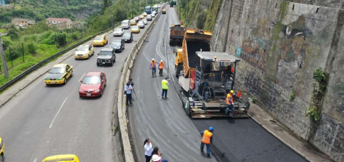 Trabajos viales en la avenida Queseras del Medio durante el feriado