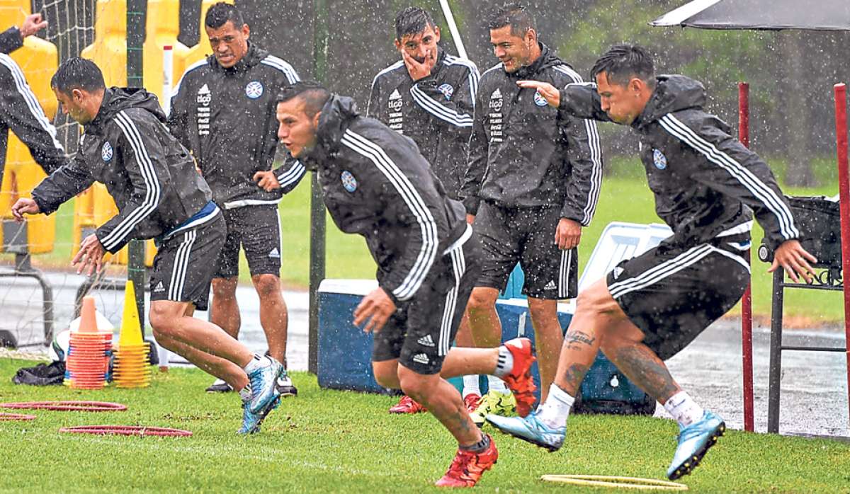 La selecci&oacute;n paraguaya realiz&oacute; ayer su &uacute;ltimo entrenamiento bajo la lluvia en Asunci&oacute;n. La Albirroja quiere recuperarse de su rev&eacute;s ante Per&uacute;. Foto: AFP