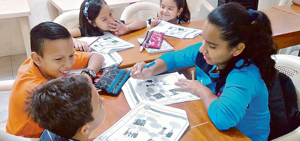 Una vez por semana, los menores que est&aacute;n en las Escuelas Deportivas para Transformar Vidas reciben clases de ingl&eacute;s.