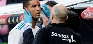 El delantero portugu&eacute;s del Real Madrid, Cristiano Ronaldo, tras ser golpeado en la cara, durante el partido de la vig&eacute;sima jornada de Liga.