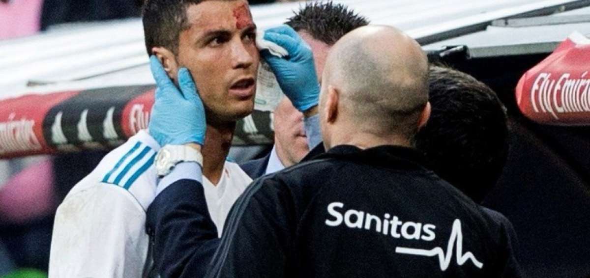 El delantero portugu&eacute;s del Real Madrid, Cristiano Ronaldo, tras ser golpeado en la cara, durante el partido de la vig&eacute;sima jornada de Liga.