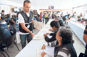 En abril pasado el CNE revis&oacute; las 800.000 firmas presentadas por Yasunidos para  convocar a una consulta popular sobre la explotaci&oacute;n petrolera. Foto: &Aacute;lvaro P&eacute;rez / El Tel&eacute;grafo