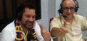 V&iacute;ctor Altadill (i) junto al periodista espa&ntilde;ol Pedro Pablo Parrado, durante su programa de radio.
