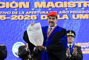 Nicolás Maduro recibe el doctorado honoris causa de la Universidad Militar Bolivariana. 