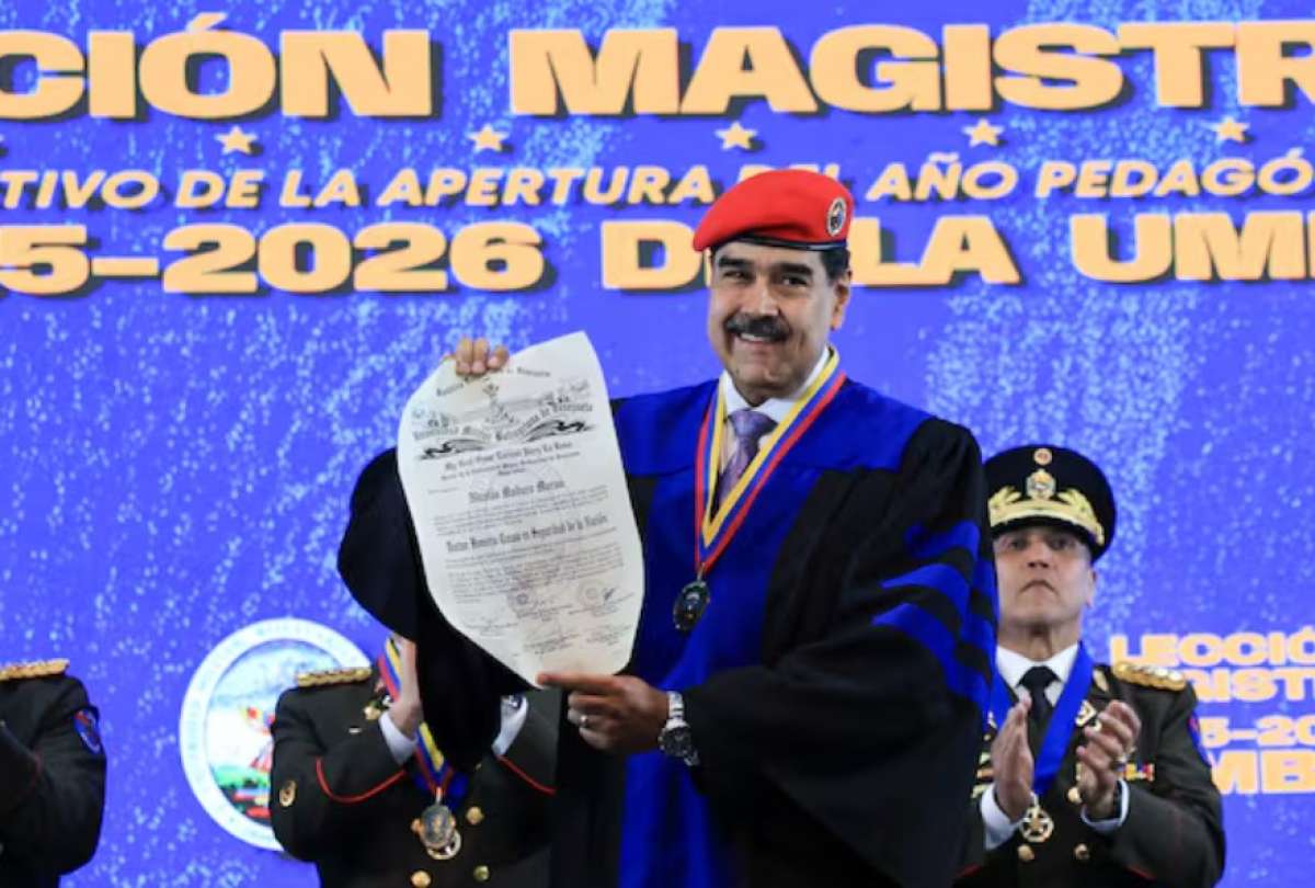 Nicolás Maduro recibe el doctorado honoris causa de la Universidad Militar Bolivariana. 