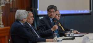 El canciller Jos&eacute; Valencia, y el director de la escuela diplom&aacute;tica de Chile, Miguel Gonz&aacute;lez, firmaron el acuerdo de cooperaci&oacute;n educativa.
