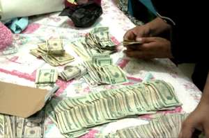 En la vivienda, ubicada en las parroquias Puerto Bol&iacute;var, se hallaron escondidos paquetes de droga y seis mil d&oacute;lares  en efectivo. Foto: Cortes&iacute;a