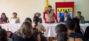 Roxana Palacios, presidenta de la UNE, interviene durante una asamblea general de su organizaci&oacute;n.