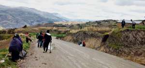 La comunidad Guantul Grande, parroquia Flores, retiene a tres hombres por presunto robo de ganado.