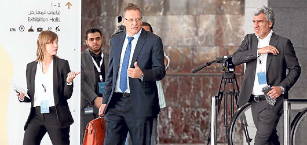 Jerome Valcke (c), secretario general de la FIFA, saluda a la prensa despu&eacute;s de la reuni&oacute;n que tuvo ayer con los organizadores del Mundial de Catar 2022. Foto: AFP