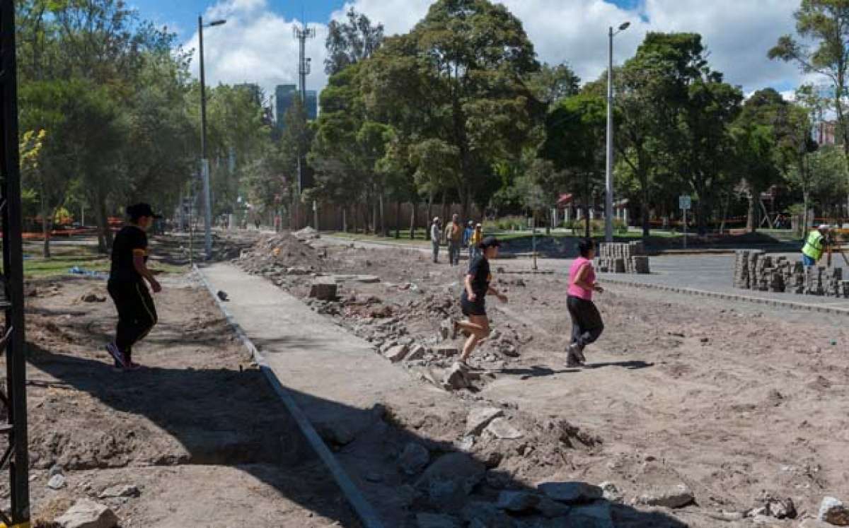 Deportistas y transe&uacute;ntes deben sortear los desniveles y mont&iacute;culos generados por las obras en los alrededores del Jard&iacute;n Bot&aacute;nico.Foto: Miguel Jim&eacute;nez / El Tel&eacute;grafo