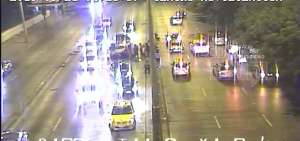 Momento del operativo luego de que un auto liviano se accidentara en la Av. Pedro Men&eacute;ndez, a la altura del Cementerio General de Guayaquil
