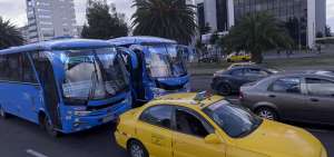 En la Av. Naciones Unidas al norte de Quito es com&uacute;n ver los buses de transporte urbano irrespetar su carril para rebasar entre ellos.