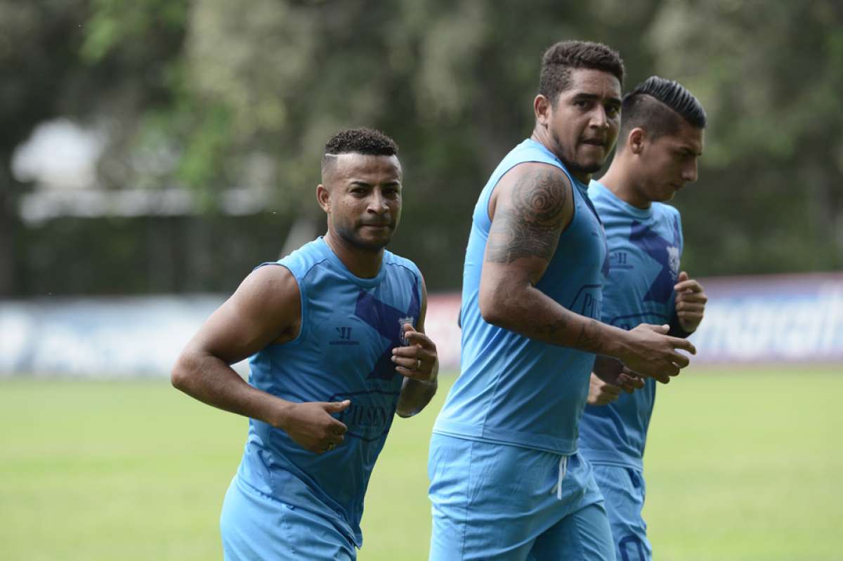 Jugadores de Emelec entrenaron ayer en el Complejo los Samanes. Foto: Miguel Castro / El Tel&eacute;grafo.